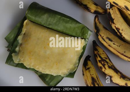 Reisplantain elayada. Gedünstete Reispfannkuchen in Bananenblättern aus einem Reismehlteig, gemischt mit zerstampften, reifen Plantain und süßen Kokosnussfüllungen Stockfoto