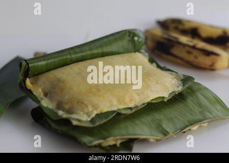 Reisplantain elayada. Gedünstete Reispfannkuchen in Bananenblättern aus einem Reismehlteig, gemischt mit zerstampften, reifen Plantain und süßen Kokosnussfüllungen Stockfoto