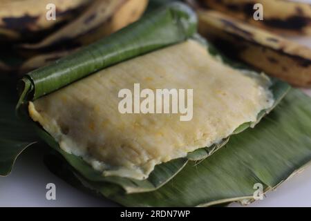 Reisplantain elayada. Gedünstete Reispfannkuchen in Bananenblättern aus einem Reismehlteig, gemischt mit zerstampften, reifen Plantain und süßen Kokosnussfüllungen Stockfoto