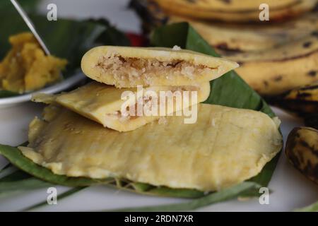 Reisplantain elayada. Gedünstete Reispfannkuchen in Bananenblättern aus einem Reismehlteig, gemischt mit zerstampften, reifen Plantain und süßen Kokosnussfüllungen Stockfoto