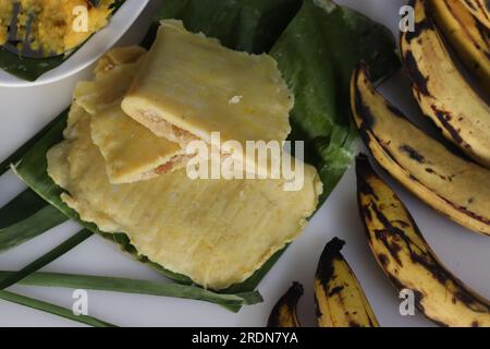 Reisplantain elayada. Gedünstete Reispfannkuchen in Bananenblättern aus einem Reismehlteig, gemischt mit zerstampften, reifen Plantain und süßen Kokosnussfüllungen Stockfoto