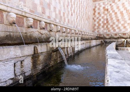 Springbrunnen mit 99 Ausflüssen (La fontana delle 99 Kanelle) Stockfoto