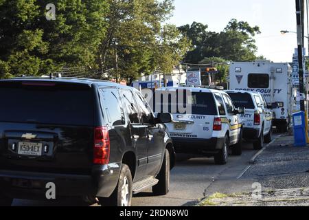 Newark, Usa. 22. Juli 2023. Polizeifahrzeuge stellen sich am Tatort auf und bilden eine Absperrung. Die Behörden untersuchen eine Schießerei auf einem Parkplatz außerhalb des Nachtclubs Marbella Lounge am Broadway in Newark. Die Schießerei geschah gegen 3:15 UHR am Samstagmorgen. Ein Mann wurde von der Staatsanwaltschaft von Essex als tot bestätigt. Es gibt keine Informationen darüber, ob Verdächtige gefasst wurden. Die Staatsanwaltschaft von Essex untersucht die Schießerei. Kredit: SOPA Images Limited/Alamy Live News Stockfoto