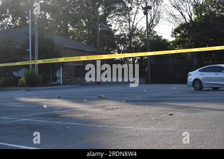 Newark, Usa. 22. Juli 2023. Beweismarkierungen am Tatort in Newark. Die Behörden untersuchen eine Schießerei auf einem Parkplatz außerhalb des Nachtclubs Marbella Lounge am Broadway in Newark. Die Schießerei geschah gegen 3:15 UHR am Samstagmorgen. Ein Mann wurde von der Staatsanwaltschaft von Essex als tot bestätigt. Es gibt keine Informationen darüber, ob Verdächtige gefasst wurden. Die Staatsanwaltschaft von Essex untersucht die Schießerei. Kredit: SOPA Images Limited/Alamy Live News Stockfoto