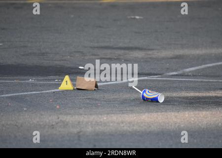 Newark, Usa. 22. Juli 2023. Beweismarkierungen am Tatort in Newark. Die Behörden untersuchen eine Schießerei auf einem Parkplatz außerhalb des Nachtclubs Marbella Lounge am Broadway in Newark. Die Schießerei geschah gegen 3:15 UHR am Samstagmorgen. Ein Mann wurde von der Staatsanwaltschaft von Essex als tot bestätigt. Es gibt keine Informationen darüber, ob Verdächtige gefasst wurden. Die Staatsanwaltschaft von Essex untersucht die Schießerei. Kredit: SOPA Images Limited/Alamy Live News Stockfoto