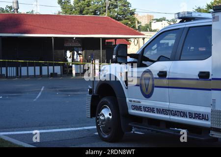 Newark, Usa. 22. Juli 2023. Das Fahrzeug der Staatsanwaltschaft von Essex County bewacht den Tatort vor der Öffentlichkeit. Die Behörden untersuchen eine Schießerei auf einem Parkplatz außerhalb des Nachtclubs Marbella Lounge am Broadway in Newark. Die Schießerei geschah gegen 3:15 UHR am Samstagmorgen. Ein Mann wurde von der Staatsanwaltschaft von Essex als tot bestätigt. Es gibt keine Informationen darüber, ob Verdächtige gefasst wurden. Die Staatsanwaltschaft von Essex untersucht die Schießerei. Kredit: SOPA Images Limited/Alamy Live News Stockfoto