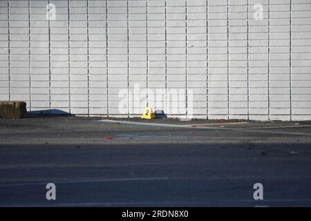 Newark, Usa. 22. Juli 2023. Beweismarkierungen am Tatort in Newark. Die Behörden untersuchen eine Schießerei auf einem Parkplatz außerhalb des Nachtclubs Marbella Lounge am Broadway in Newark. Die Schießerei geschah gegen 3:15 UHR am Samstagmorgen. Ein Mann wurde von der Staatsanwaltschaft von Essex als tot bestätigt. Es gibt keine Informationen darüber, ob Verdächtige gefasst wurden. Die Staatsanwaltschaft von Essex untersucht die Schießerei. Kredit: SOPA Images Limited/Alamy Live News Stockfoto