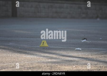 Newark, Usa. 22. Juli 2023. Beweismarkierungen am Tatort in Newark. Die Behörden untersuchen eine Schießerei auf einem Parkplatz außerhalb des Nachtclubs Marbella Lounge am Broadway in Newark. Die Schießerei geschah gegen 3:15 UHR am Samstagmorgen. Ein Mann wurde von der Staatsanwaltschaft von Essex als tot bestätigt. Es gibt keine Informationen darüber, ob Verdächtige gefasst wurden. Die Staatsanwaltschaft von Essex untersucht die Schießerei. Kredit: SOPA Images Limited/Alamy Live News Stockfoto