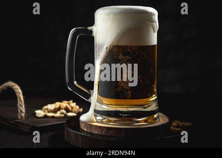 Berr-Schaum und Erdnüsse auf dunklem Holztisch Stockfoto