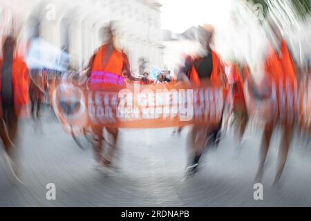 München, Deutschland. 19. Juli 2023. Am 19. Juli 2023 versammelten sich mehr als 70 Menschen in München, Deutschland, um mit der Last Generation für Klimaschutz zu demonstrieren. Die Last Generation fordert eine Geschwindigkeitsbegrenzung von 100 km/h auf Autobahnen, die Einführung eines neun-Euro-Tickets und einen Rat der Klimagesellschaft. (Foto: Alexander Pohl/Sipa USA) Guthaben: SIPA USA/Alamy Live News Stockfoto