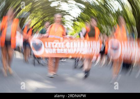 München, Deutschland. 19. Juli 2023. Am 19. Juli 2023 versammelten sich mehr als 70 Menschen in München, Deutschland, um mit der Last Generation für Klimaschutz zu demonstrieren. Die Last Generation fordert eine Geschwindigkeitsbegrenzung von 100 km/h auf Autobahnen, die Einführung eines neun-Euro-Tickets und einen Rat der Klimagesellschaft. (Foto: Alexander Pohl/Sipa USA) Guthaben: SIPA USA/Alamy Live News Stockfoto