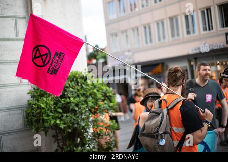 München, Deutschland. 19. Juli 2023. Am 19. Juli 2023 versammelten sich mehr als 70 Menschen in München, Deutschland, um mit der Last Generation für Klimaschutz zu demonstrieren. Die Last Generation fordert eine Geschwindigkeitsbegrenzung von 100 km/h auf Autobahnen, die Einführung eines neun-Euro-Tickets und einen Rat der Klimagesellschaft. (Foto: Alexander Pohl/Sipa USA) Guthaben: SIPA USA/Alamy Live News Stockfoto