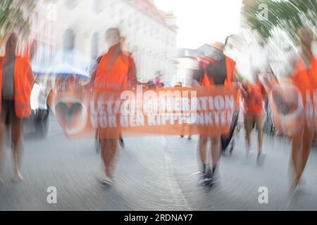 München, Deutschland. 19. Juli 2023. Am 19. Juli 2023 versammelten sich mehr als 70 Menschen in München, Deutschland, um mit der Last Generation für Klimaschutz zu demonstrieren. Die Last Generation fordert eine Geschwindigkeitsbegrenzung von 100 km/h auf Autobahnen, die Einführung eines neun-Euro-Tickets und einen Rat der Klimagesellschaft. (Foto: Alexander Pohl/Sipa USA) Guthaben: SIPA USA/Alamy Live News Stockfoto