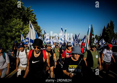 Shoresh, Israel. 22. Juli 2023. Demonstranten marschieren von Tel Aviv nach Jerusalem in der Nähe des Dorfes Shoresh. Demonstranten nahmen an einem massenmarsch zur Knesset in Jerusalem Teil, als die Koalition bereit war, ein Gesetz zu verabschieden, das die gerichtliche Kontrolle über ihre Entscheidungen einschränken würde. Kredit: SOPA Images Limited/Alamy Live News Stockfoto