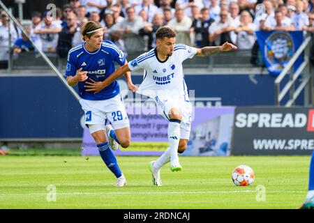 Lyngby, Dänemark. 22. Juli 2023. Jordan Larsson (25) vom FC Kopenhagen und Lucas Hey (29) von Lyngby BK beim dänischen Superliga-Spiel 3F zwischen Lyngby Boldklub und FC Copenhagen im Lyngby Stadion in Lyngby. (Foto: Gonzales Photo/Alamy Live News Stockfoto