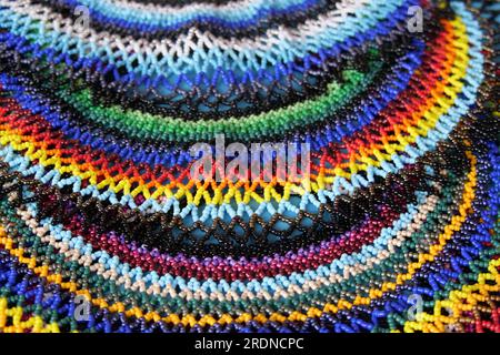 Farbenfrohe, traditionelle Perlenketten zum Verkauf auf dem Otavalo Market, Ecuador Stockfoto