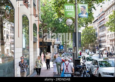 Madrid, Spanien. 21. Juli 2023. Fußgänger gehen an einem Banner vorbei, auf dem Santiago Abascal, spanischer Politiker, Präsident der ultrakonservativen und rechtsextremen politischen Partei VOX und Kandidat bei den anstehenden Parlamentswahlen in Spanien, präsentiert wird. Kredit: SOPA Images Limited/Alamy Live News Stockfoto