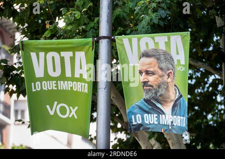 Madrid, Spanien. 21. Juli 2023. Ein Banner, auf dem Santiago Abascal, spanischer Politiker, Präsident der ultrakonservativen und rechtsextremen politischen Partei VOX und Kandidat bei den anstehenden Parlamentswahlen in Spanien, präsentiert wird. Kredit: SOPA Images Limited/Alamy Live News Stockfoto