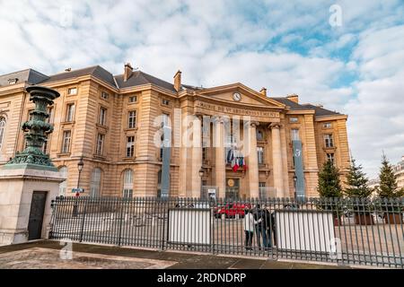 Paris, Frankreich - 19. Januar 2022: Die Universität Pantheon-Sorbonne ist eine öffentliche Forschungsuniversität in Paris, Frankreich. Sie wurde 1971 von t erstellt Stockfoto