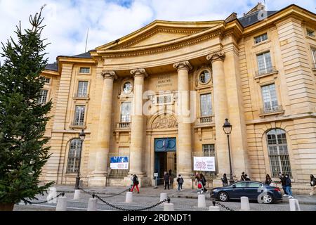 Paris, Frankreich - 19. Januar 2022: Die Universität Pantheon-Sorbonne ist eine öffentliche Forschungsuniversität in Paris, Frankreich. Sie wurde 1971 von t erstellt Stockfoto