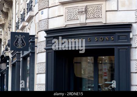 Paris, Frankreich - 20. Januar 2022: Logo und Eingang des Steinway and Sons Piano Store in Paris, Frankreich. Stockfoto