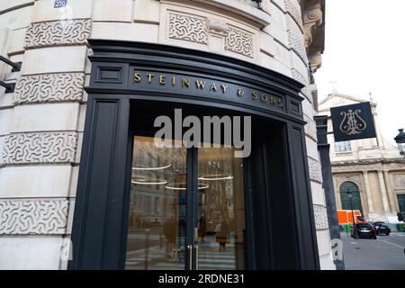 Paris, Frankreich - 20. Januar 2022: Logo und Eingang des Steinway and Sons Piano Store in Paris, Frankreich. Stockfoto