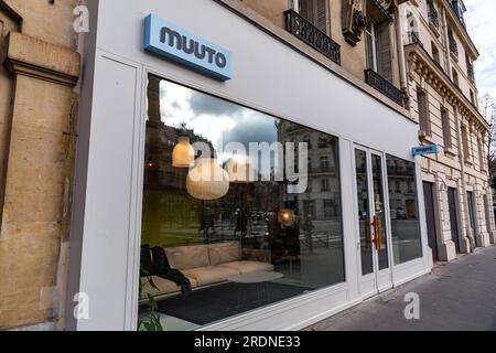 Paris, Frankreich - 20. Januar 2022: Allgemeiner Blick auf die Straße von Paris, der französischen Hauptstadt. Typisch französische Architektur und Blick auf die Stadt. Stockfoto
