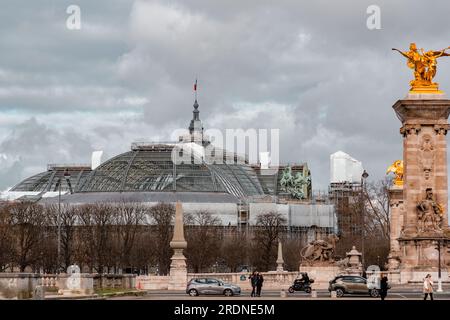 Paris, Frankreich - 20. Januar 2022: Das Grand Palais des Champs-Elysees, großer Palast, ist eine historische Stätte, eine Ausstellungshalle und ein Museumskomplex in Stockfoto