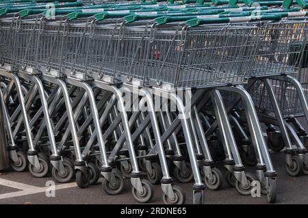 Morrisons Supermarkt Einkaufswagen parken in Trolley Bay Stockfoto