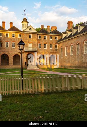 Rückblick auf das Wren-Gebäude am William and Mary College in Williamsburg, Virginia Stockfoto