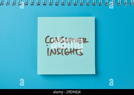 Concept of Consumer Insights Schreiben Sie auf Haftnotizen, isoliert auf einem Holztisch. Stockfoto