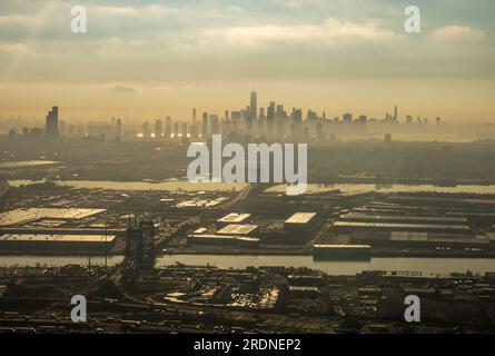 Neblige Aussicht am frühen Morgen auf New York und New Jersey von der Landung am Flughafen Newark Stockfoto