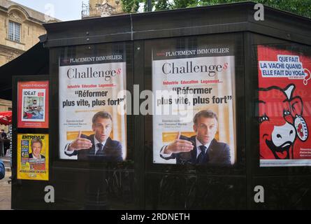 Politische Poster am Zeitungsstand in Aix en Provence Frankreich Stockfoto