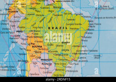 Dieses Aktienbild zeigt eine Nahaufnahme des Landes Brasilien auf einer Karte Südamerikas Stockfoto