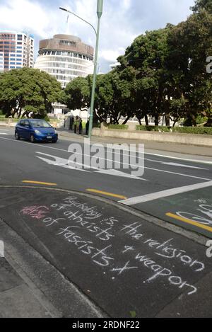 WELLINGTON, NEUSEELAND, 15. MAI 2023: Eine Kreidebotschaft, die auf dem Bürgersteig in der Nähe von Neuseelands parlamentsgebäude in Wellington geschrieben wurde Stockfoto