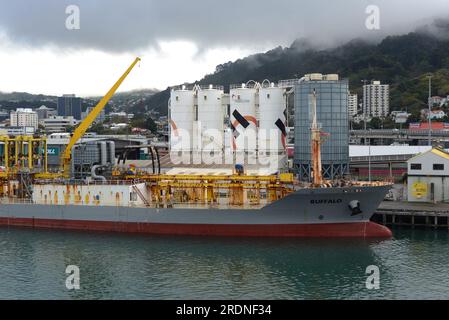 WELLINGTON, NEUSEELAND, 19. MAI 2023: Der Zementträger Buffalo dockte am Hafen von Wellington an Stockfoto