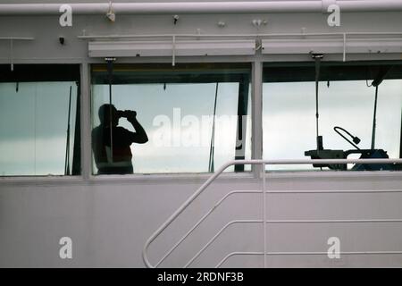 WELLINGTON, NEUSEELAND, 19. MAI 2023: Ein Offizier auf der Brücke der Interislander-Fähre Atarere scannt das Wasser vor uns, während das Schiff auf Picton i zusteuert Stockfoto