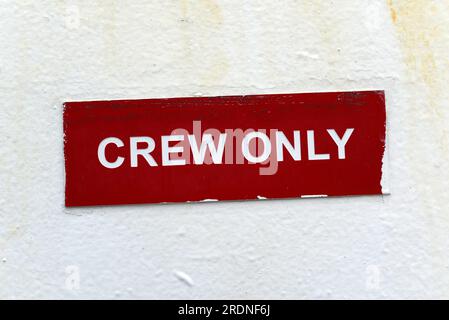 Ein Schild für Crew Only auf der Interislander Fähre Atarere, Neuseeland Stockfoto