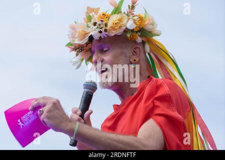 Berlin, Deutschland. 22. Juli 2023. Moderator beim Christopher Street Day Parade Finale am Brandenburger Tor. Kredit: Freelance Fotograf/Alamy Live News Stockfoto