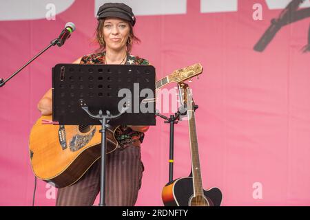 Berlin, Deutschland. 22. Juli 2023. Die neu gebildete Band Ton Steine Scherben mit Sänger Birte Volta tritt beim CSD Pride Finale 45., Christopher Street Day in Berlin auf. Kredit: Freelance Fotograf/Alamy Live News Stockfoto