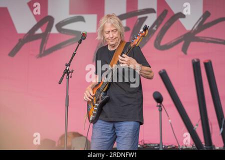 Berlin, Deutschland. 22. Juli 2023. Die neu gebildete Band Ton Steine Scherben mit Bass-Spieler Kai Sichtermann tritt beim CSD Pride Finale 45., Christopher Street Day in Berlin auf. Stockfoto