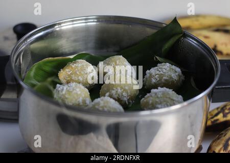 Plantain Knödel oder Kozukatta. Gedünstete Reisklöße in Bananenblättern aus einem Reismehlteig, gemischt mit zerstampftem, reifem Plantain und süßer Kokosnuss Stockfoto