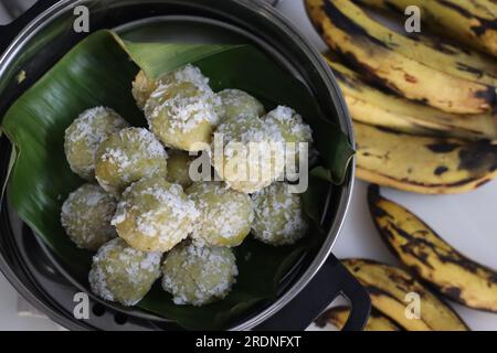 Plantain Knödel oder Kozukatta. Gedünstete Reisklöße in Bananenblättern aus einem Reismehlteig, gemischt mit zerstampftem, reifem Plantain und süßer Kokosnuss Stockfoto