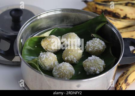 Plantain Knödel oder Kozukatta. Gedünstete Reisklöße in Bananenblättern aus einem Reismehlteig, gemischt mit zerstampftem, reifem Plantain und süßer Kokosnuss Stockfoto