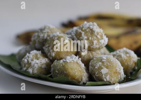 Plantain Knödel oder Kozukatta. Gedünstete Reisklöße in Bananenblättern aus einem Reismehlteig, gemischt mit zerstampftem, reifem Plantain und süßer Kokosnuss Stockfoto