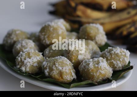 Plantain Knödel oder Kozukatta. Gedünstete Reisklöße in Bananenblättern aus einem Reismehlteig, gemischt mit zerstampftem, reifem Plantain und süßer Kokosnuss Stockfoto