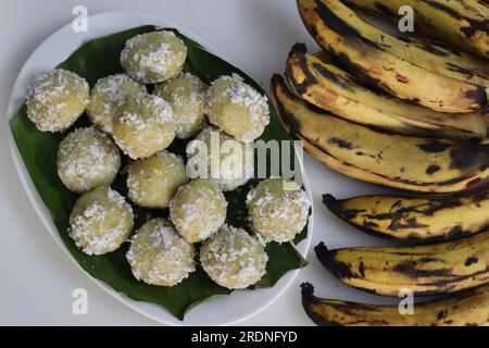 Plantain Knödel oder Kozukatta. Gedünstete Reisklöße in Bananenblättern aus einem Reismehlteig, gemischt mit zerstampftem, reifem Plantain und süßer Kokosnuss Stockfoto