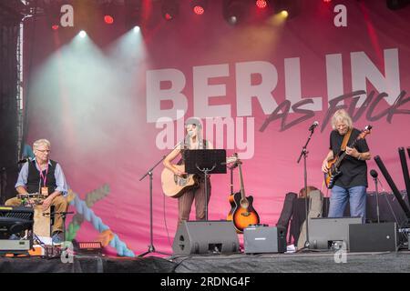 Berlin, Deutschland. 22. Juli 2023. Berlin, Deutschland. Juli 22. 2023. Kai & Funky von Ton Steine Scherben. Birte Volta auf der Bühne beim CSD Finale 2023 am Brandenburger Tor Stockfoto