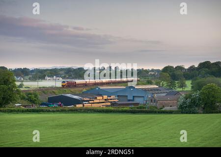 West Coast Railways Klasse 47 Lokomotive 47813 transportiert den Northern Belle Luxus Dining Zug an der Westküste Hauptlinie in Lancashire Stockfoto