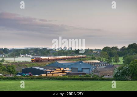 West Coast Railways Klasse 47 Lokomotive 47813 transportiert den Northern Belle Luxus Dining Zug an der Westküste Hauptlinie in Lancashire Stockfoto